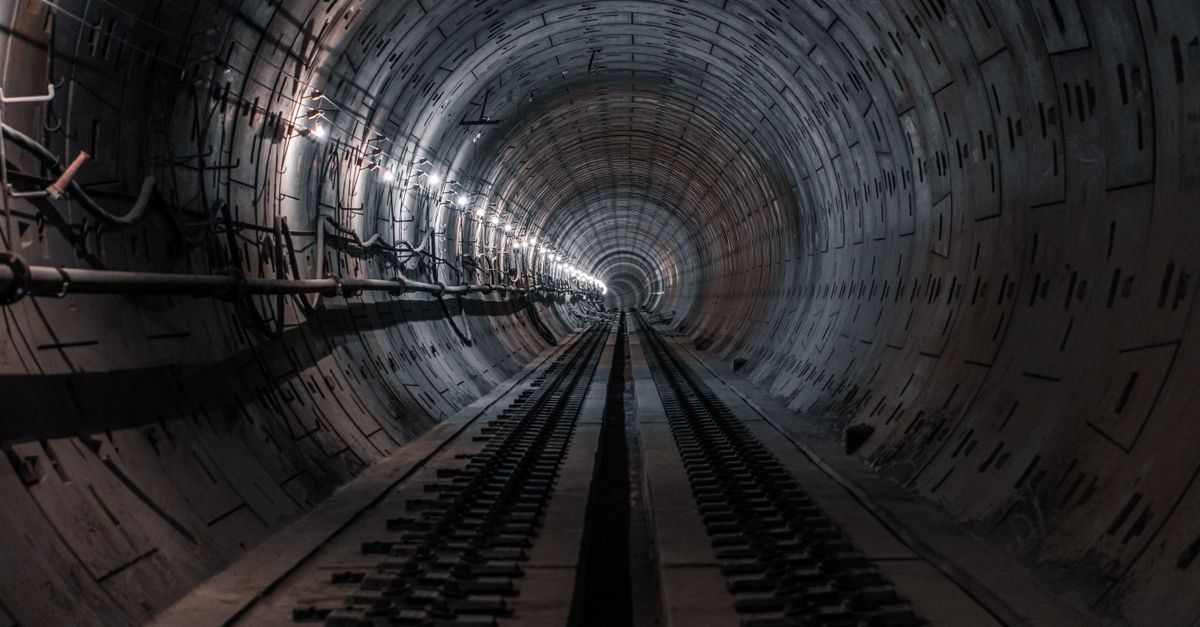 découvrez comment traverser le tunnel sous la manche à moto en toute sécurité, avec toutes les informations pratiques pour un voyage réussi entre la france et le royaume-uni.