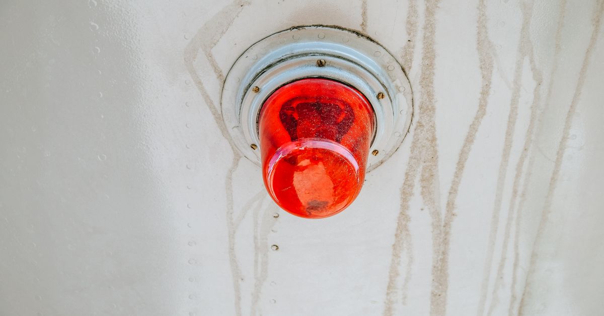 découvrez la signification des voyants d'alerte sur votre tableau de bord et apprenez comment réagir face aux différentes lumières d'avertissement pour assurer la sécurité de votre véhicule.