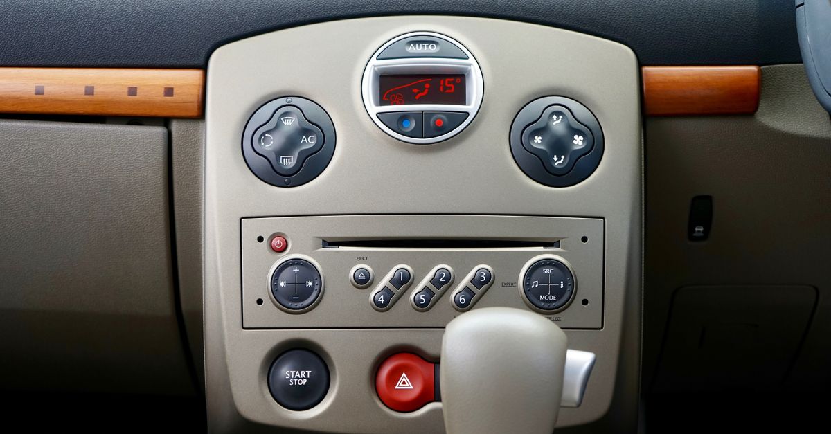 entrez facilement le code de votre autoradio pour le déverrouiller rapidement et reprendre le contrôle de votre musique en voiture.