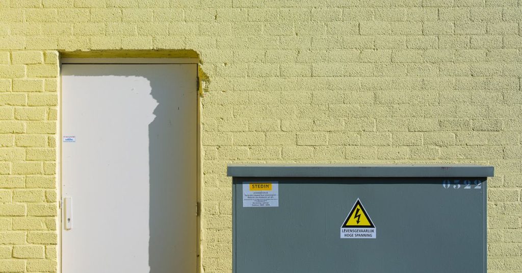 alerte de porte entrebâillée : recevez une notification automatique lorsque votre porte n'est pas complètement fermée pour garantir votre sécurité et éviter les pertes d'énergie.