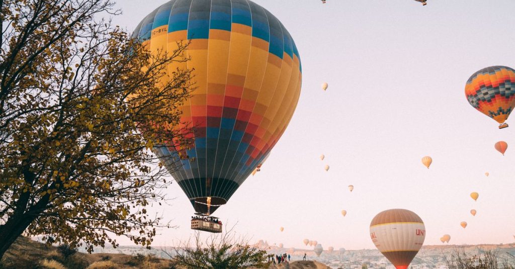 découvrez le coût d'un voyage en montgolfière : tarifs, facteurs influençant le prix et conseils pour réserver une aventure inoubliable.