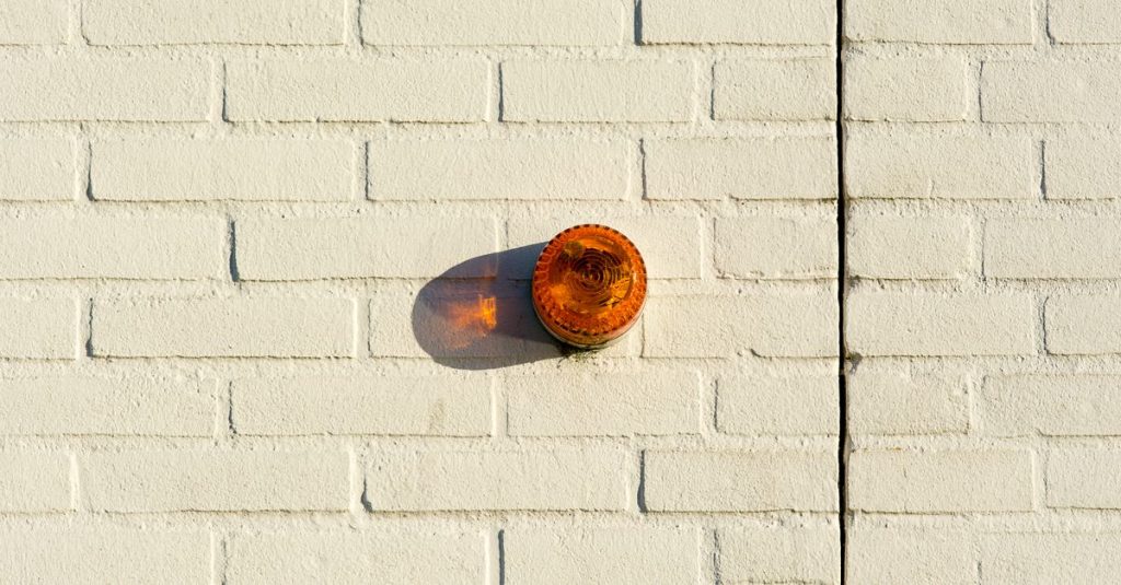 découvrez la signification du témoin orange sur votre tableau de bord et apprenez comment réagir rapidement pour assurer la sécurité de votre véhicule.