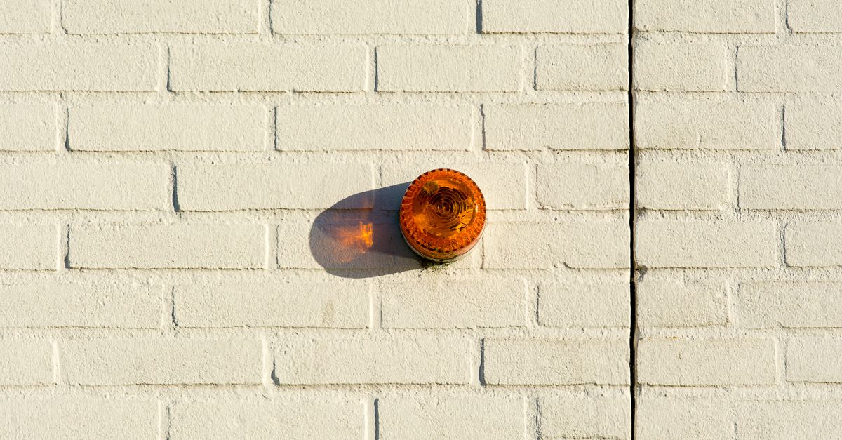 découvrez la signification du témoin orange sur votre tableau de bord et apprenez comment réagir rapidement pour assurer la sécurité de votre véhicule.