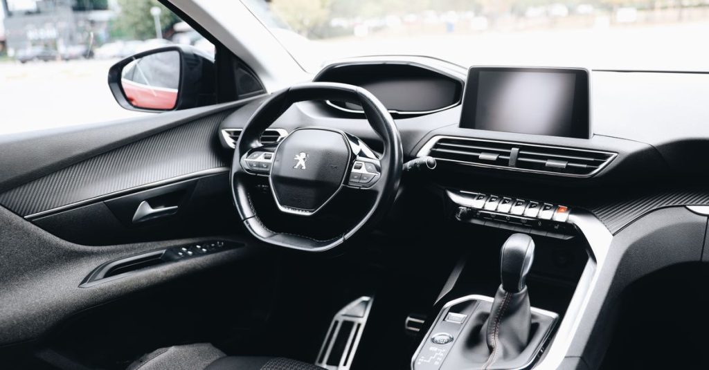 découvrez la signification des voyants d'alerte du tableau de bord peugeot pour mieux comprendre et entretenir votre véhicule en toute sécurité.