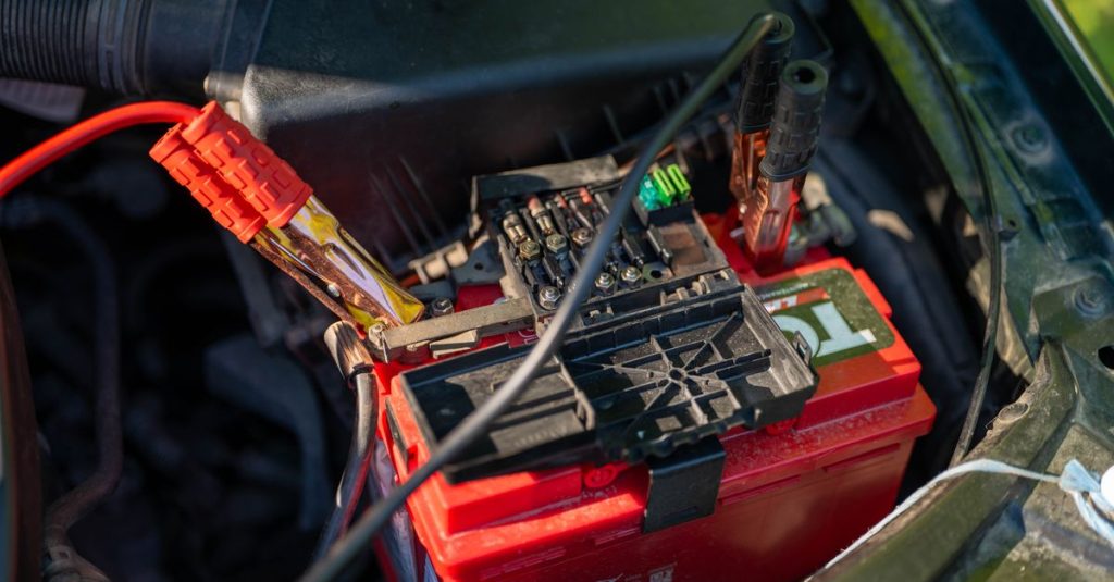 découvrez les différences entre une batterie et un alternateur, leurs rôles dans votre véhicule, et comment identifier les problèmes courants pour éviter les pannes.
