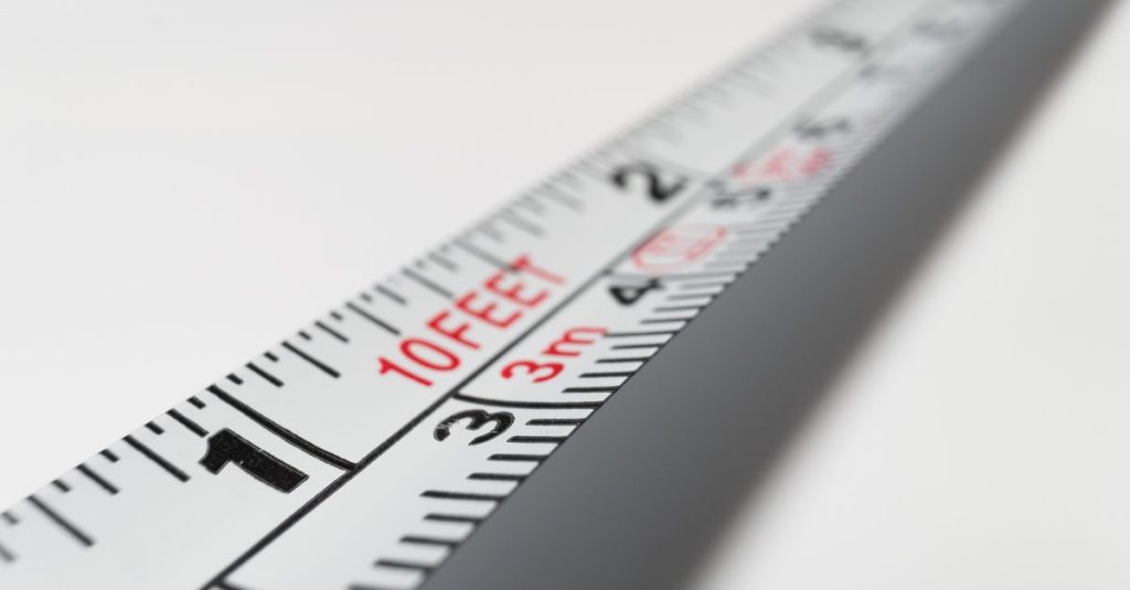 calcul de la distance de freinage : méthode précise pour estimer la distance nécessaire à l'arrêt d'un véhicule en fonction de sa vitesse et des conditions de la route.