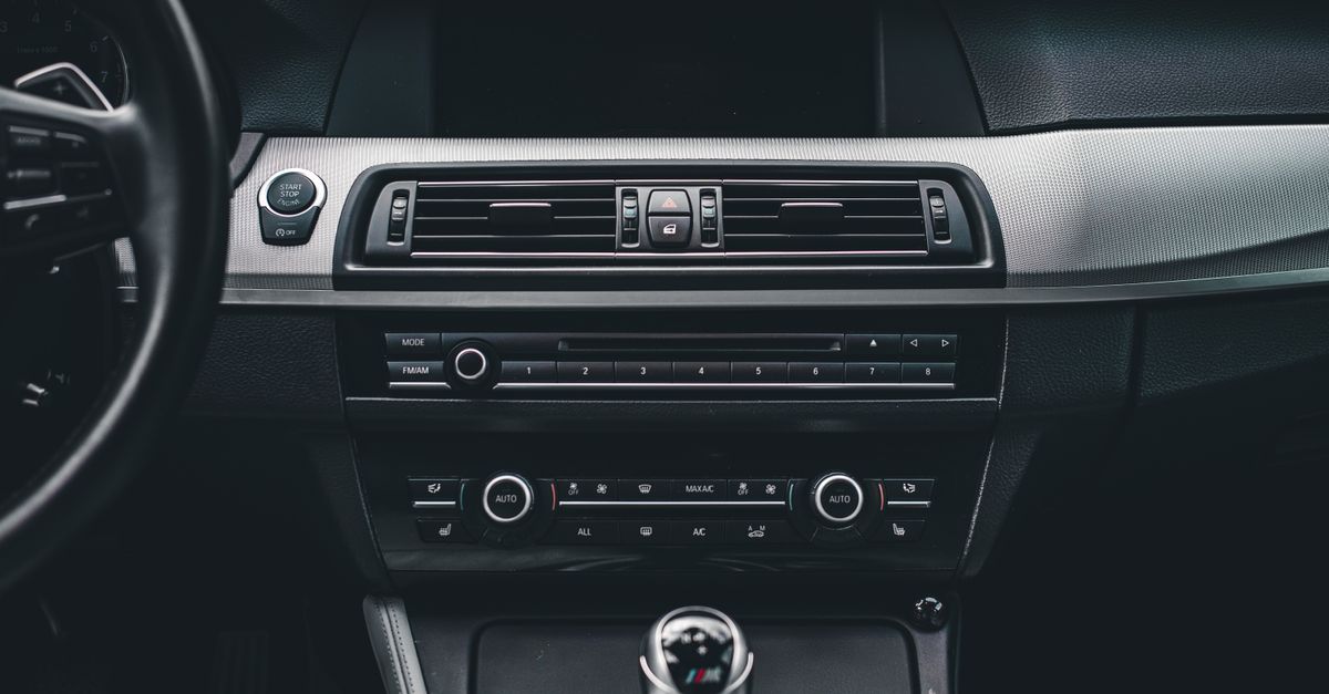 récupérez facilement le code de votre autoradio pour le déverrouiller rapidement et continuer à profiter de votre musique en voiture.