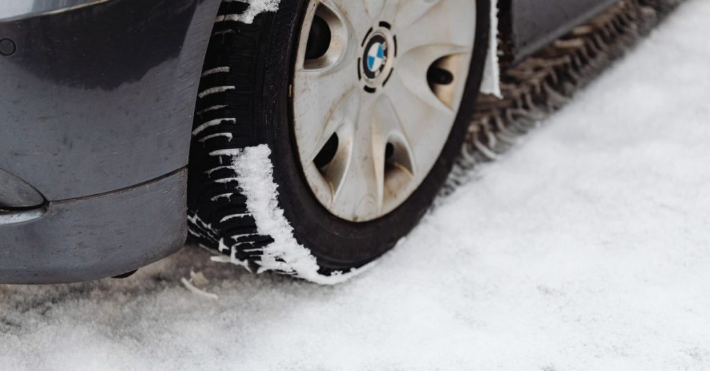 découvrez des solutions efficaces pour éviter le patinage des voitures et améliorer la sécurité sur les routes, même par temps humide ou enneigé.