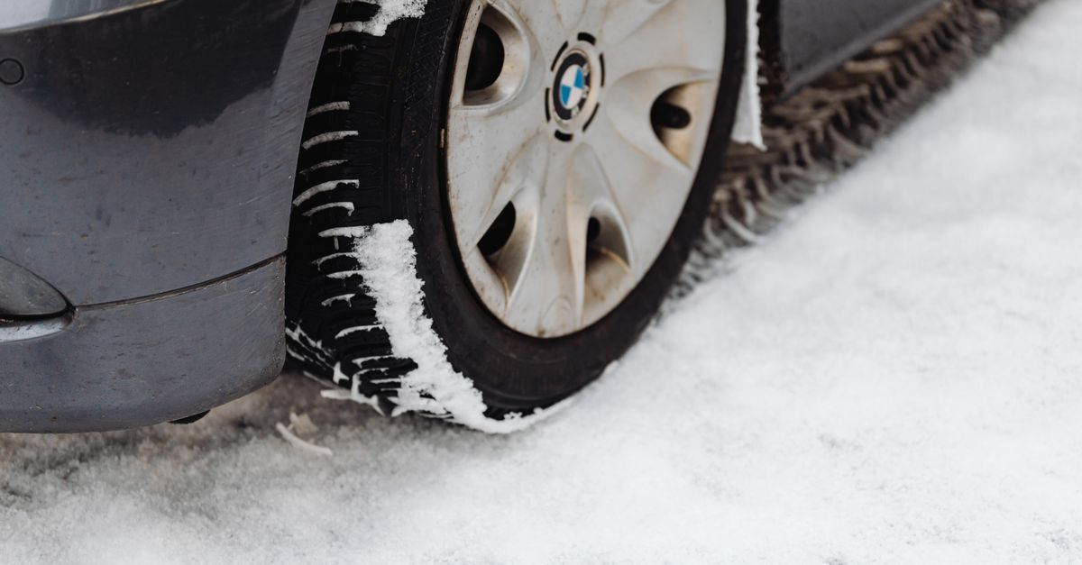 découvrez des solutions efficaces pour éviter le patinage des voitures et améliorer la sécurité sur les routes, même par temps humide ou enneigé.