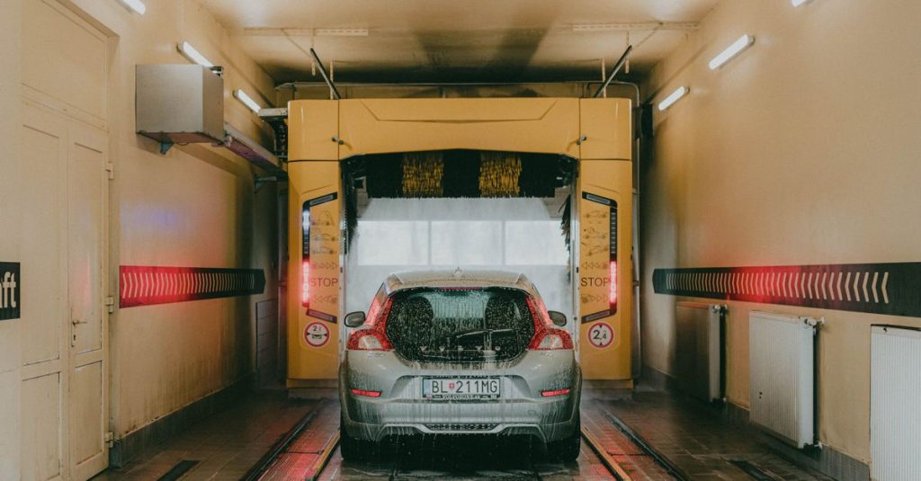 découvrez nos conseils pratiques pour laver votre voiture efficacement et la garder propre plus longtemps.