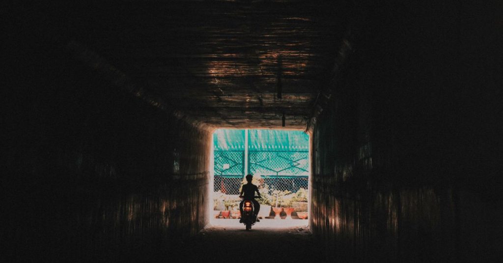 traversez le tunnel sous la manche à moto en toute sécurité et profitez d'une expérience unique entre la france et le royaume-uni.