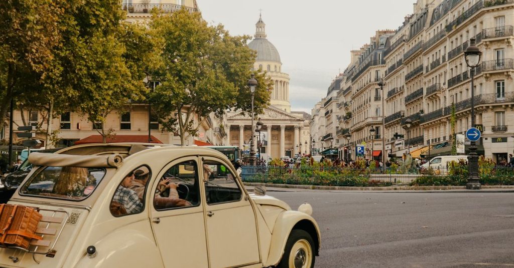 découvrez les conseils et avantages de conduire pieds nus en france, les règles de sécurité à respecter, et tout ce qu'il faut savoir pour une conduite confortable et légale.