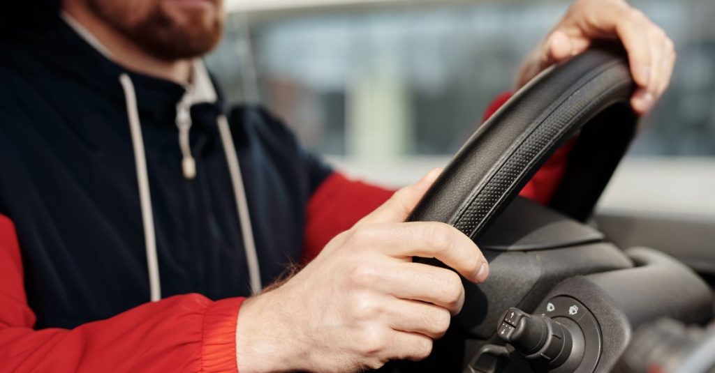 conseils essentiels pour conduire en toute sécurité avec une chevillière, incluant des astuces pour le confort et la prévention des blessures.