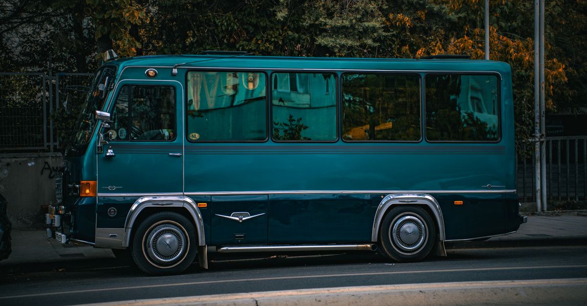 location de minibus facile et abordable pour vos déplacements en groupe. réservez dès maintenant un minibus confortable et sécurisé.