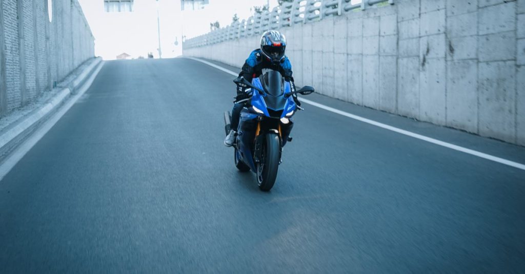service professionnel de suppression de catalyseur pour moto, améliorant les performances et le son de votre véhicule tout en respectant les normes de sécurité.