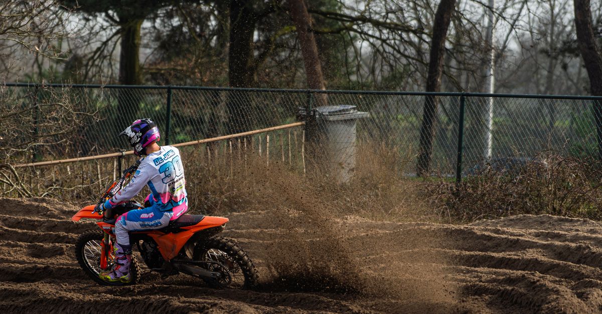 assurance cross moto : protégez votre passion en toute confiance avec une couverture adaptée aux motos tout-terrain et aux pilotes de motocross.