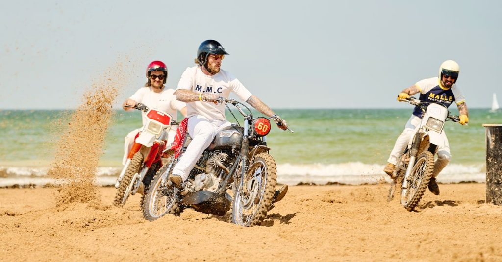 découvrez notre sélection de motos scrambler alliant style rétro et performances tout-terrain pour des aventures urbaines et hors route inoubliables.