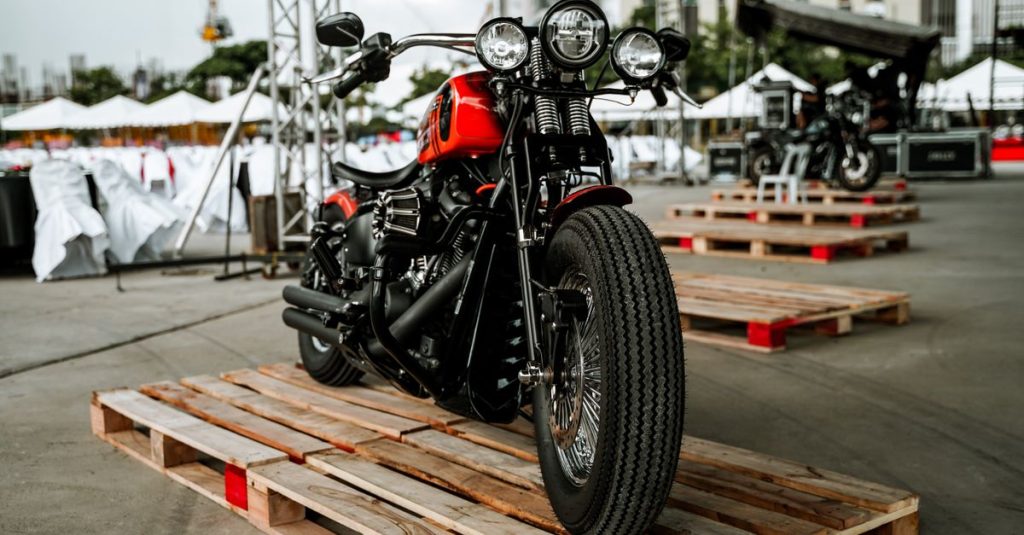 soutien sécurisé pour roues de remorque moto : maintenez votre moto stable et en toute sécurité lors du transport avec notre cale de roue spécialement conçue.