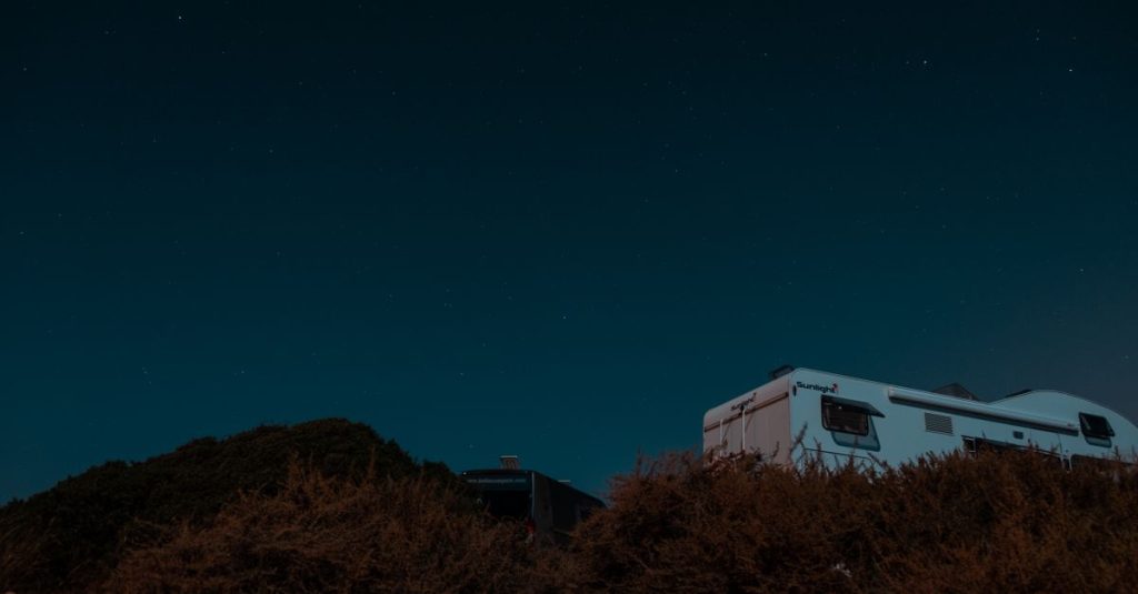 découvrez notre sélection de motorhomes confortables et bien équipés pour voyager en toute liberté et profiter de la nature.