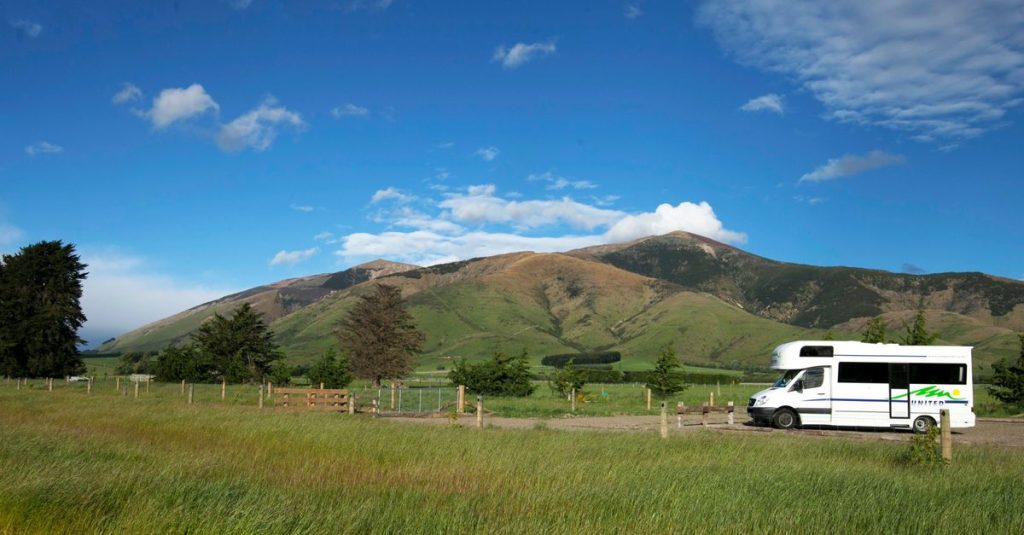 découvrez nos motorhomes confortables et entièrement équipés pour des voyages inoubliables en toute liberté.