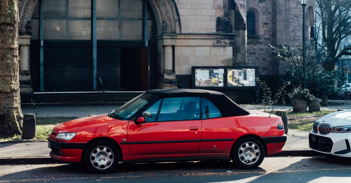 découvrez la peugeot 304 cabriolet, un modèle classique alliant élégance et plaisir de conduite à ciel ouvert. parfaite pour les amateurs de voitures vintage et de balades ensoleillées.