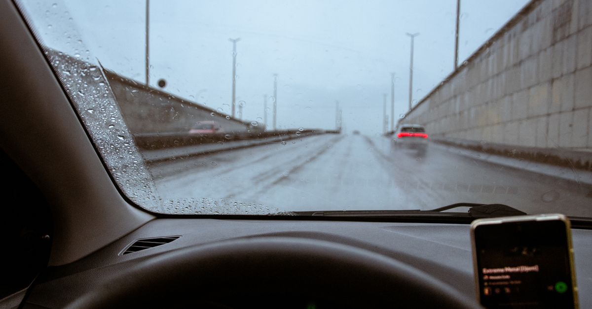 phare de conduite pour la pluie : améliorez votre visibilité et sécurité sur la route par temps pluvieux avec nos feux puissants et résistants à l'eau.