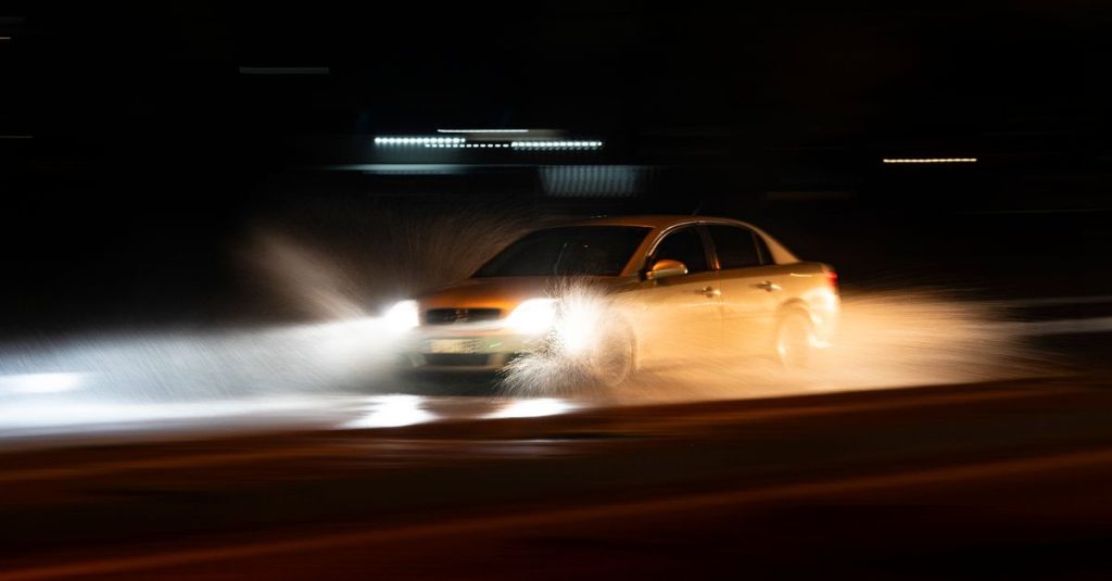 adaptez votre vitesse en fonction de l'intensité de la pluie pour garantir sécurité et contrôle optimal sur la route.
