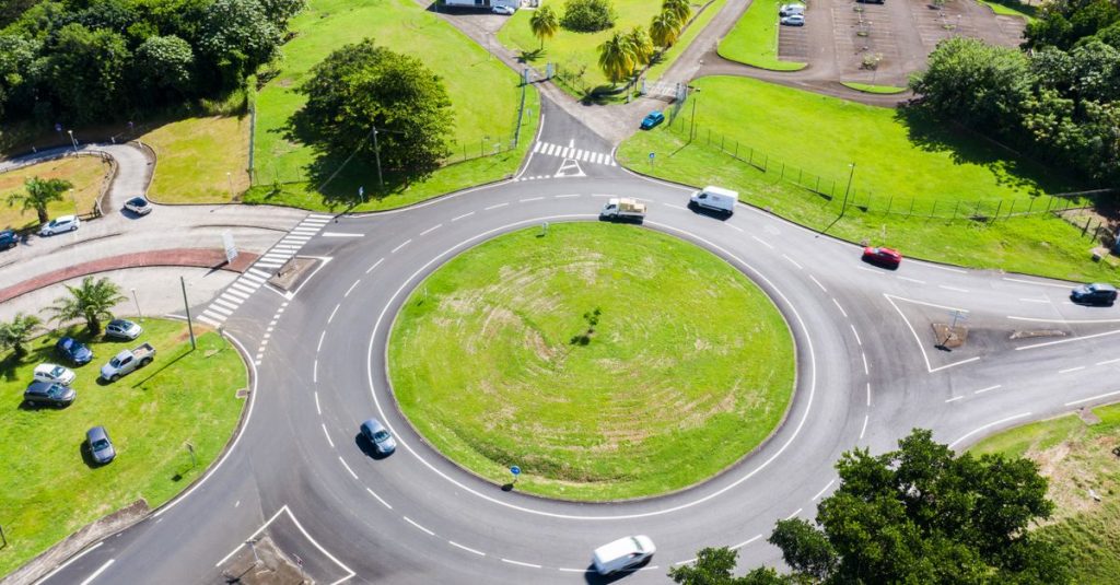 découvrez les causes fréquentes et les conseils de sécurité pour éviter les accidents aux ronds-points. informez-vous pour protéger votre vie et celle des autres.