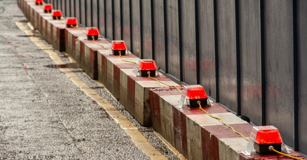 découvrez la signification des voyants d'alerte de votre véhicule et les actions à entreprendre pour assurer votre sécurité sur la route.