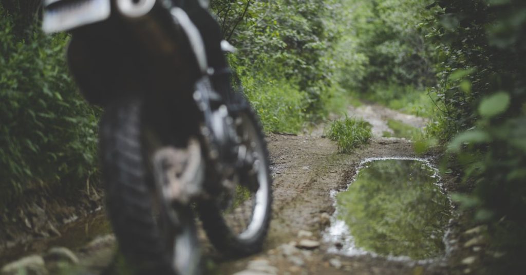 découvrez comment choisir la moto trail idéale pour vos aventures tout-terrain, avec des conseils sur les caractéristiques, les performances et les accessoires essentiels.