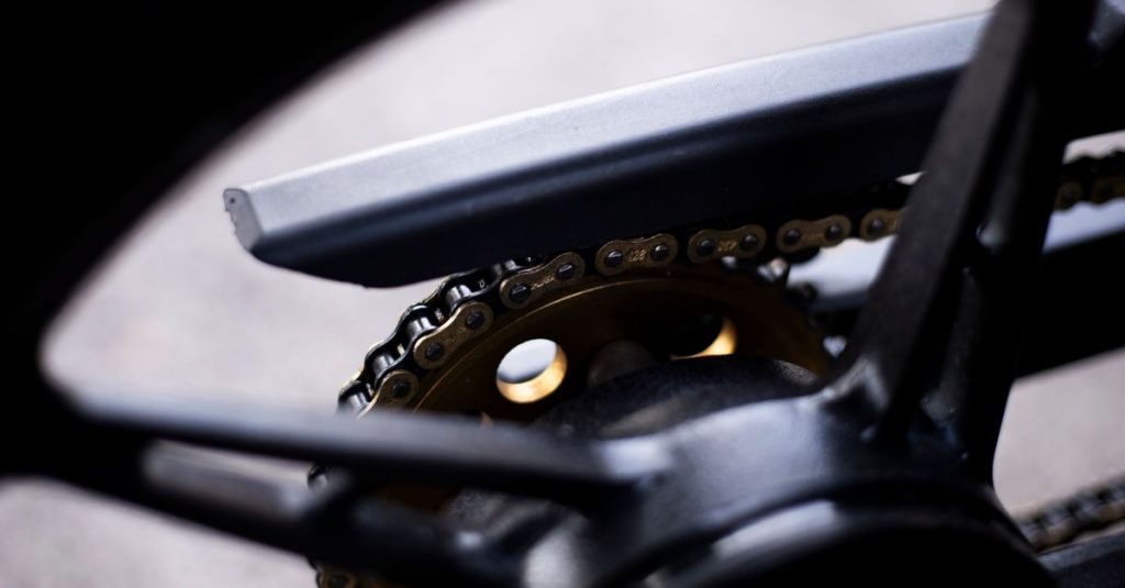 apprenez à ajuster la tension de la chaîne de votre moto pour garantir un fonctionnement optimal et prolonger la durée de vie de vos composants.