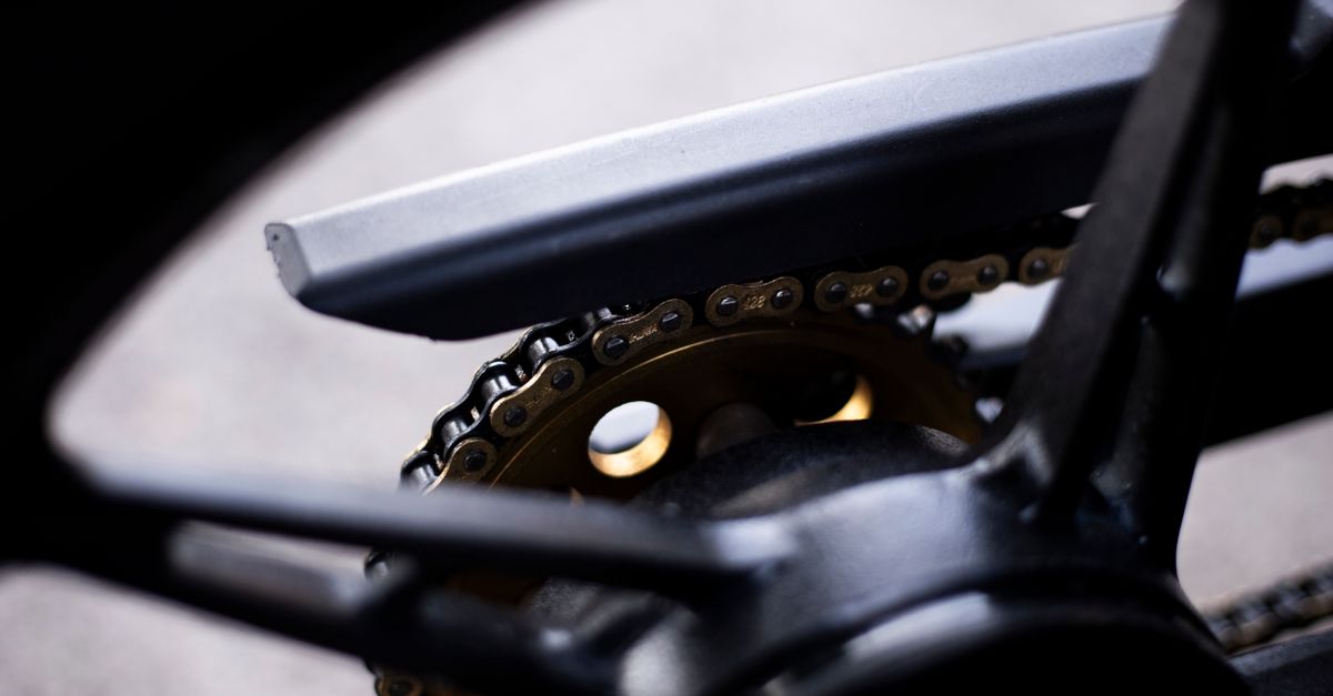 apprenez à ajuster la tension de la chaîne de votre moto pour garantir un fonctionnement optimal et prolonger la durée de vie de vos composants.