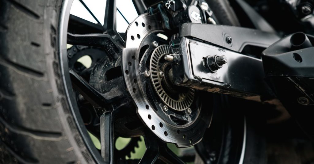 découvrez notre serrure de moto sécurisée et robuste pour protéger votre deux-roues contre le vol en toute confiance.