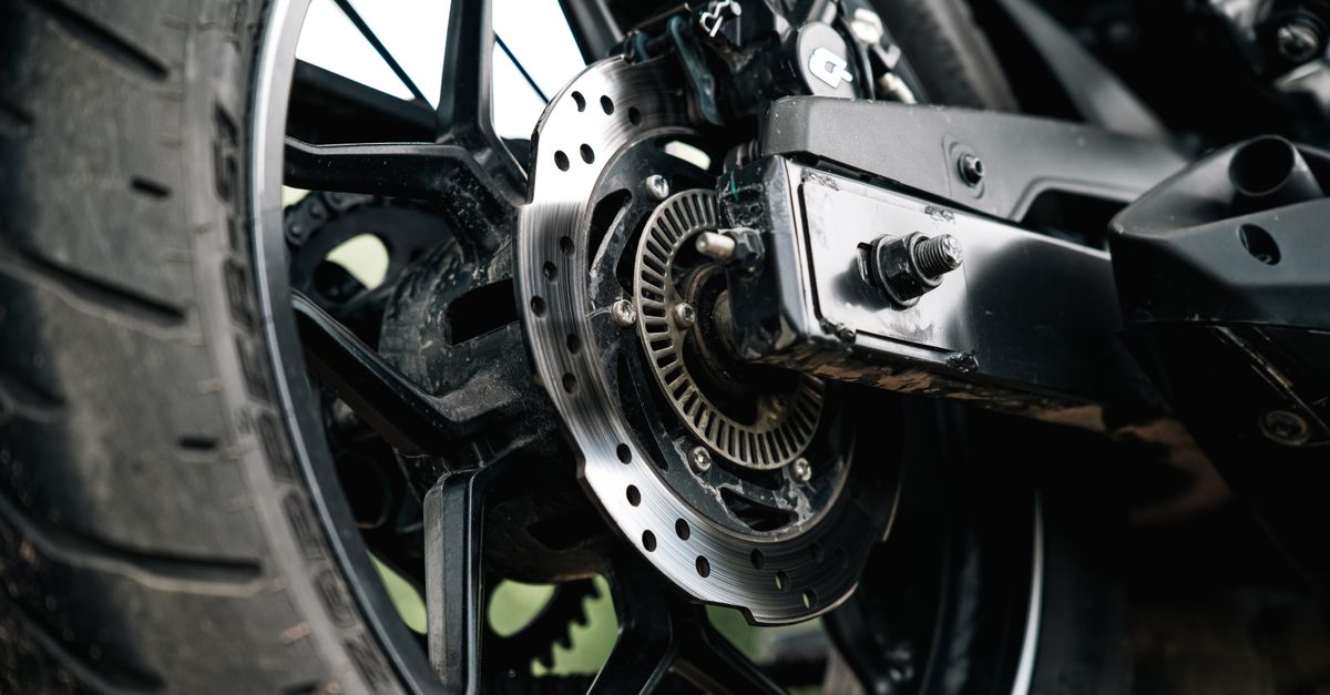 découvrez notre serrure de moto sécurisée et robuste pour protéger votre deux-roues contre le vol en toute confiance.