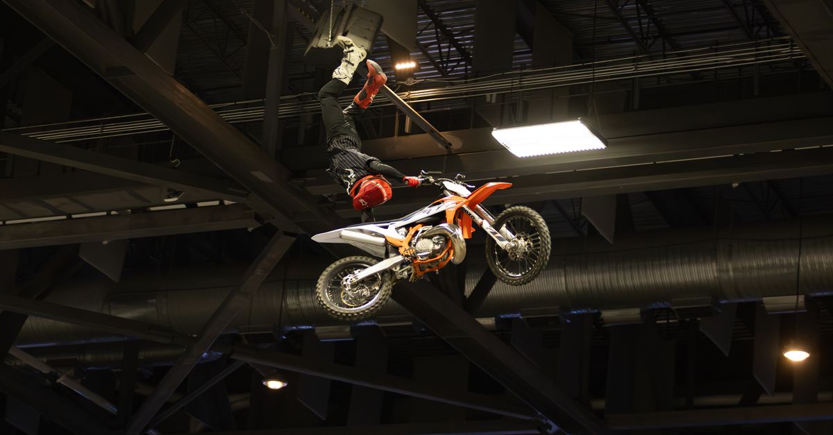sangle d'arrimage pour moto : sécurisez votre deux-roues facilement lors de vos déplacements avec nos sangles robustes et fiables.