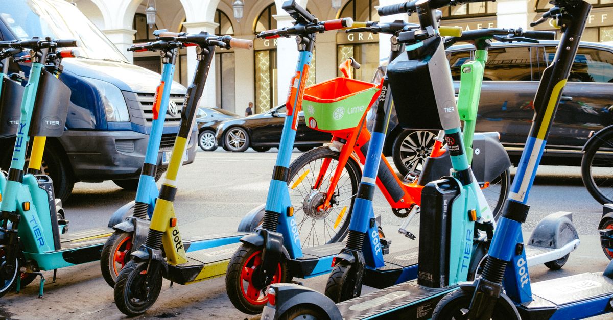 découvrez nos conseils et comparatifs pour choisir le scooter idéal adapté à vos besoins et votre budget.