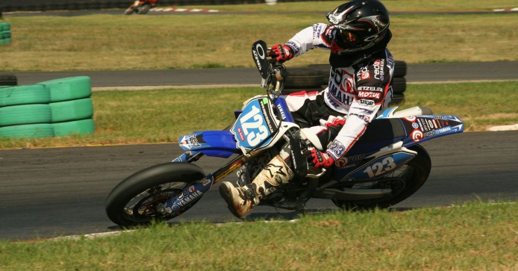 découvrez les bases du supermoto : équipements, techniques de pilotage et conseils pour bien débuter en toute sécurité.