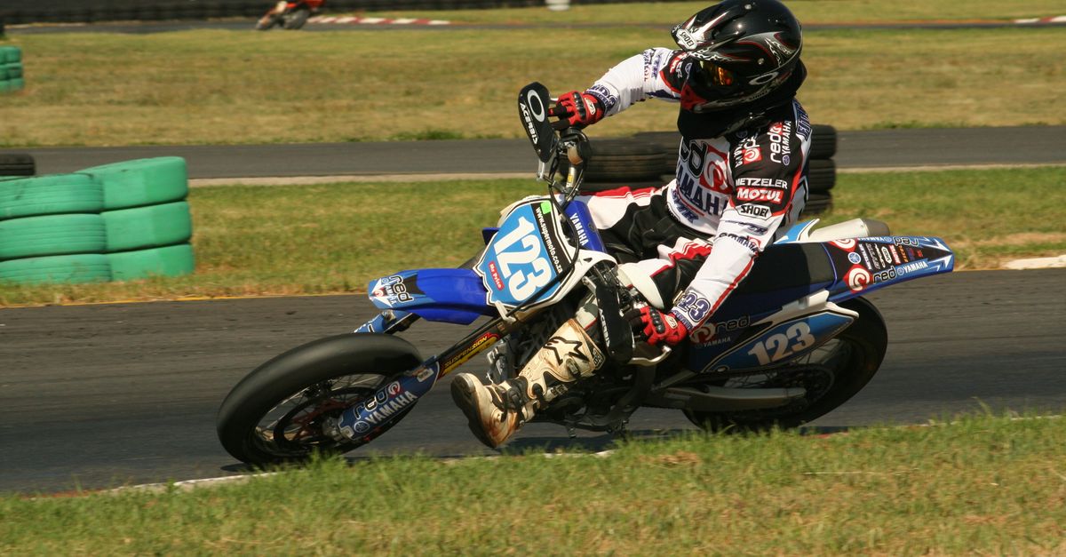 découvrez les bases du supermoto : équipements, techniques de pilotage et conseils pour bien débuter en toute sécurité.